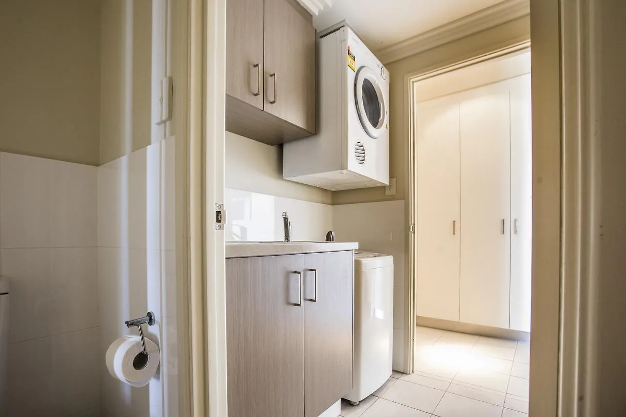 Zappeion Apartments Perth 4*,